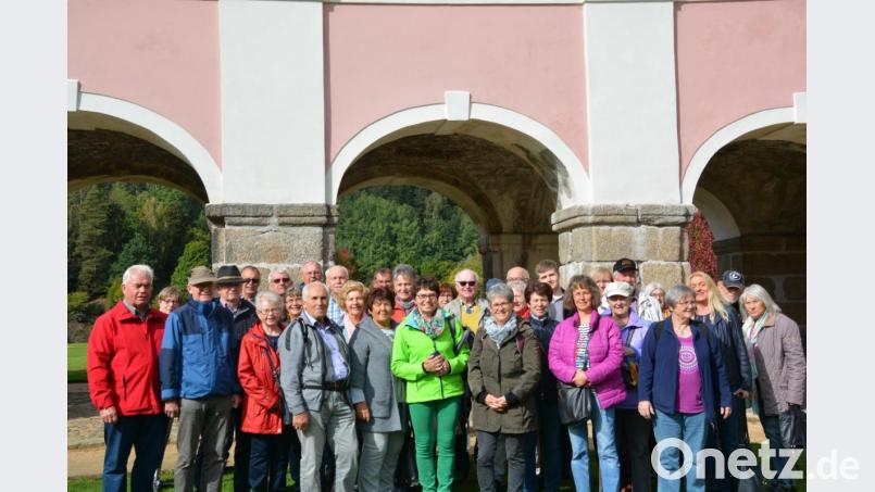 Im Bild die VHS-Reisegruppe nach der Führung im Garten des Petschauer Schlosses. Bild: mül