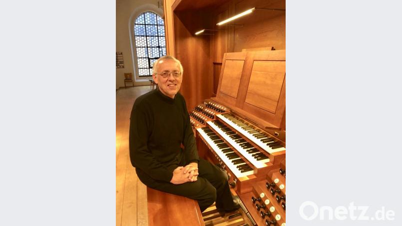Hanns-Friedrich Kaiser kennt alle Klangmöglichkeiten seiner Weimbs-Orgel. Er faszinierte bei Haas, Reimann und Reger mit überlegenem, lebendigem und spannungsreichem Spiel. Bild: dok