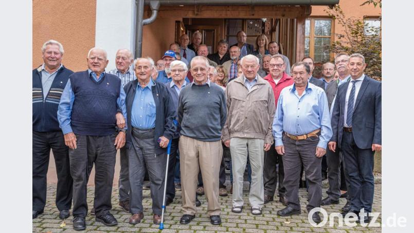 77 Jubilare für 25, 40, 50, 60, 65 und 70- jährige Mitgliedschaft waren vom Unterbezirk Amberg-Sulzbach-Weiden ins Landgasthaus Erras nach Fichtenhof geladen. Bezirksvorsitzender Christian Lang (vorn rechts) gratulierte ihnen. Bild: chl