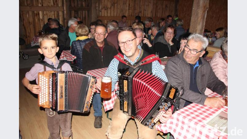 Rainer Artmann sorgte mit dem erst neunjährigen Max Haberkorn für Stimmung beim Zoiglfest der Kondrauer Sportfreunde. Bild: kro