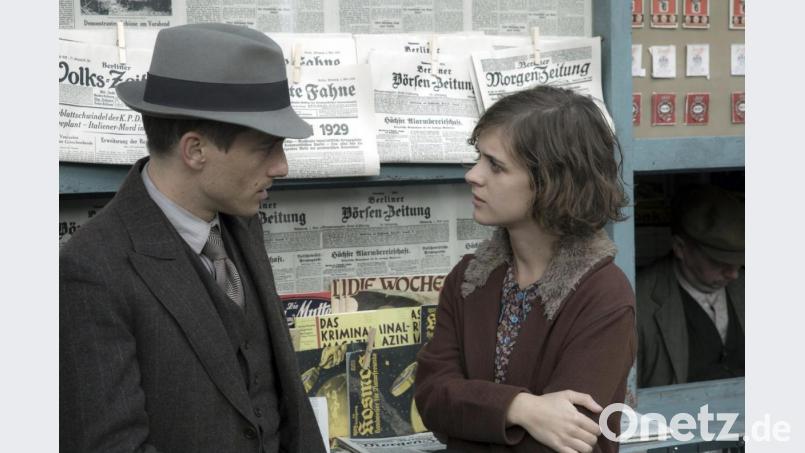 Charlotte Ritter (Liv Lisa Fries) und Gereon Rath (Volker Bruch) beratschlagen sich. Bild: Frédéric Batier/ARD Degeto/dpa