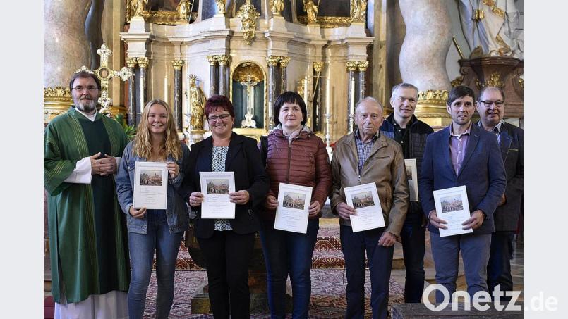 Diakon Franz-Josef Reck (links) und Wallfahrtsführer Ernst Schalanda (rechts) ehrten langjährige Gößweinstein-Wallfahrer (von links): Rebecca Lennartz, Renate Kohl, Carola Haberberger, Bruno Haberberger, Josef Stiefler-Ebert und Jens Wittmann. Bild: sck