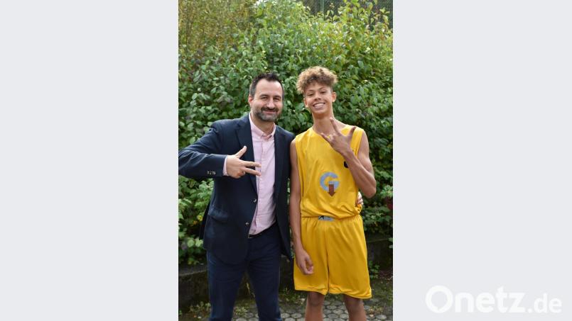 Das Neustädter Basketballtalent Jariah "JT" Oliver (rechts) mit seinem Coach Gabi Ionescu. Beim Bundesjugendlager des DBB in Heidelberg verpasst Oliver vorerst knapp den Sprung in den Nationalkader, schafft es aber unter die besten 40 Basketballer seines Jahrgangs in Deutschland. Bild: Tobias Schwarzmeier
