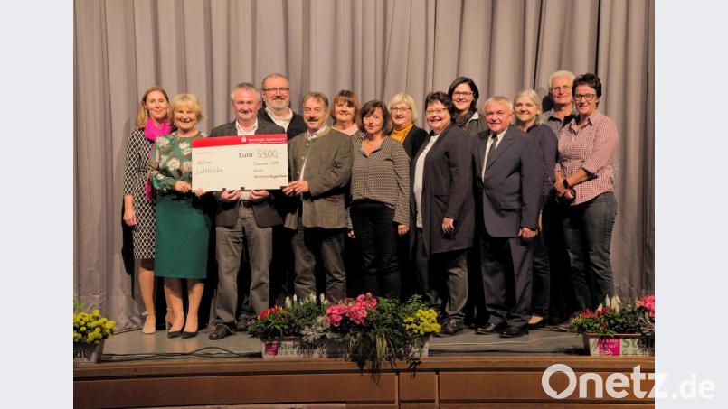 Bei der Jubiläumsgala zur Hilfsaktion „Lichtblicke“ von Oberpfalz-Medien überreichen Hermann Helgert und Hermann Papacek (Dritter und Fünfter von links) einen Scheck von 5500 Euro an Schirmherrin Elisabeth Wittmann (Zweite von links) und Geschäftsführende Verlegerin Viola Vogelsang-Reichl (links). Bild: Claudia Köppel