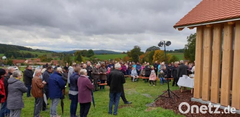 Viele Gäste scharten sich zur Einweihung um die neue Kapelle bei Steiningloh. Bild: exb