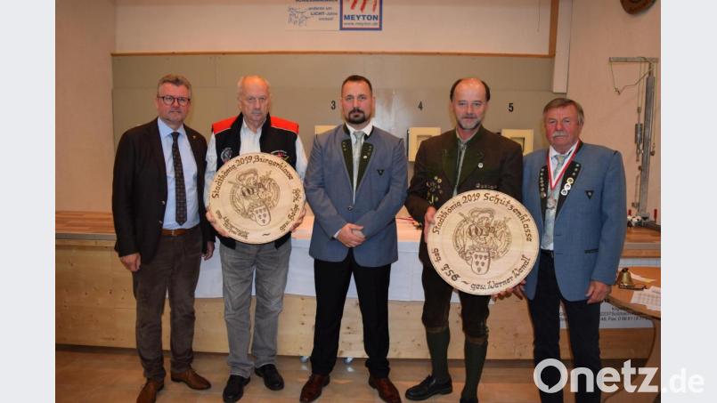 Die Sieger des Stadtkönigsschießens (von links) mit Bürgermeister Michael Göth, ehemaliger Oberschützenmeister Herbert Bauer (hält in Vertretung von Bürgerkönig Helge Kohl die Scheibe des Bürgerkönigs), Schützenmeister Eugen Meisenhelter, Schützenkönig Werner Wendl von Edelweiß Süß und FSG-Sportleiter Kurt Falk. Bild: bni