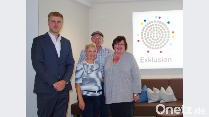 Hotelmitarbeiter Aleksander Bogucki (links) und Christine Trenner (rechts) von der Steinwald-Allianz mit den Gästen Renate und Walter Wailersbacher. Bild: njn