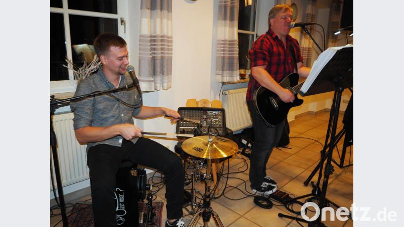 Christian "Pflaume" Weiß (rechts) und Luca "Doni" Donhauser sorgen im DJK-Sportheim für beste Stimmung Bild: krb