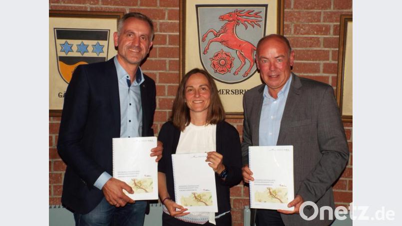 Markus Rösch (links), Architekt und Stadtplaner, Tanja Korzer, UMS Stadtstrategien Leipzig, überreichen das städtebauliche Entwicklungskonzept ISEK an Bürgermeister Roland Strehl. Bild: e