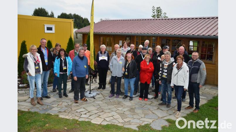 Das 15-jährige Jubiläum des Vereins &quot;Solo im Reisemobil&quot; feiern die beiden Waidhauser Bürgermeister Markus Bauriedl und Margit Kirzinger auf dem Campingplatz von Hermann Träger (vorne, von rechts) mit. Bild: fjo
