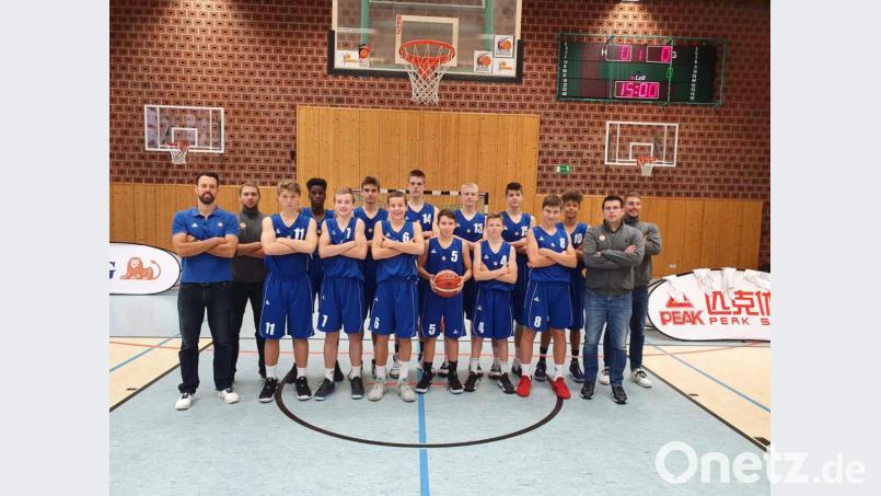 Die Bayernauswahl um die Coaches Markus Klusemann und Stefan Merkl (von links) beim Bundesjugendlager in Heidelberg. Der Neustädter Nachwuchsbasketballer Jariah Oliver (Dritter von rechts) verpasst knapp den Sprung in den vorläufigen Bundeskader. Bild: exb