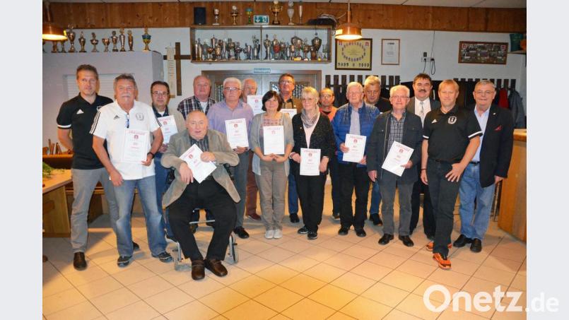 Im Mittelpunkt der Ehrungen stehen die Gründungsmitglieder sowie alle, die seit 60 oder 50 Jahren ihre Treue zum SCK beweisen. Bild: ü