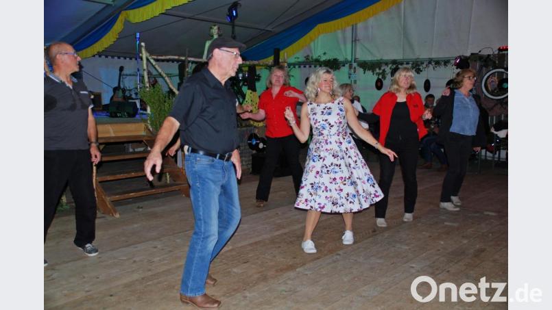 Die Borderland-Linedancers untermauerten das Retro-Fest Bild: enz