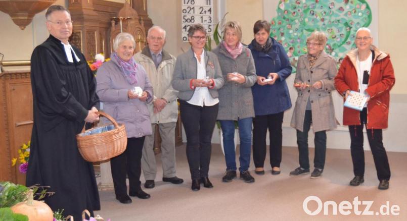 Der evangelische Stadtpfarrer Dieter Schinke (links) und Chorleiterin Ulrike Kießling (rechts) dankten den engagierten Kirchenchormitgliedern, die sich seit Jahrzehnten zum Lob Gottes in der evangelischen Kirchengemeinde einbringen. Erika Hilburger (Zweite von links) ist seit 60 Jahren aktive Sängerin und sie wird nicht müde, dies auch weiterhin zu tun. Bild: dob