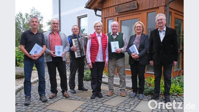 Bei Konrad und Anni Kraus (Dritter und Vierte von rechts) steht ein Festtag an. Gemeinsam mit den Helfern präsentierten sie beim "Gerstbauer" ein neues Buch des Altbürgermeisters. Bild: nm