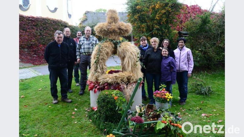 Die Miesbrunner gestalteten eine wunderschöne Erntekrone auf dem Rund des Dorfbrunnens. Bild: bey
