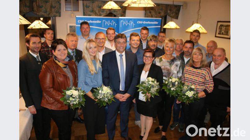 Die Stadtratskandidaten, Ersatzkandidaten und Wahlleiter Stephan Oetzinger (links) hoffen auf ein starkes Ergebnis. Bild: sne