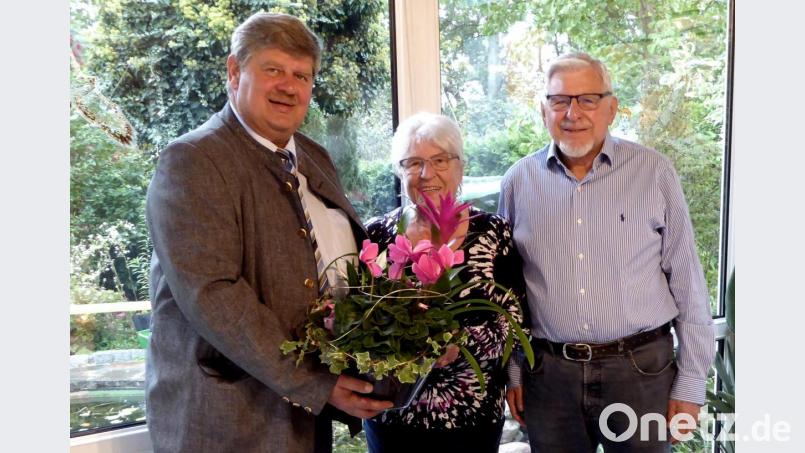 Das Jubiläumspaar Brigitta und Heinrich Wolfram zusammen mit Bürgermeister Schregelmann Bild: fsb