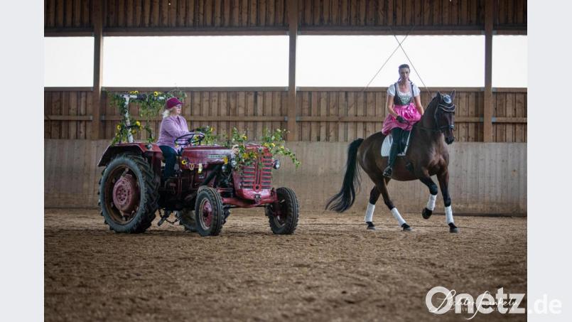 Als harmonisches Duo präsentierten sich Reiterin Elena Reiter mit „Hermes“ und Traktorfahrerin Sandra Dietl. Bild: Silvia Putzlocher 
Lichterfunkeln Fotografie
