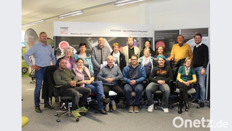 Eine besondere Monatsversammlung war für die BRK-Mitglieder der "Ausflug" zur Firma Haider-Metall. Mit auf dem Bild (stehend von rechts) BRK-Bereitschaftsleiter Sven Lehner sowie die Firmenchefs Eduard Haider und Alexander Haider (links). Bild: Picasa