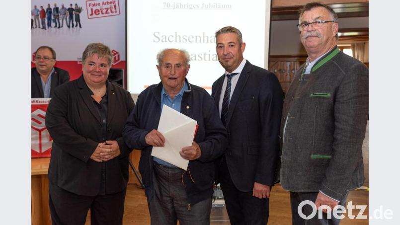 Heike Stoffels (links), Robert Hechtl (rechts) und Bezirksvorsitzender Christian Lang (Zweiter von rechts) bei einer nicht-alltäglichen Ehrung: Sebastian Sachsenhauser aus Trisching ist seit 1949 Mitglied der IG BAU. Bild: chl