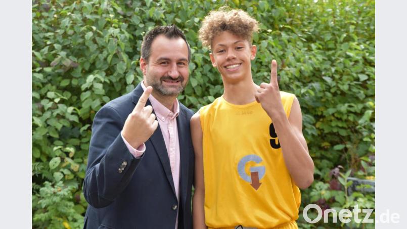 Das Neustädter Basketballtalent Jariah "JT" Oliver (rechts) mit seinem Coach Gabi Ionescu. Beim Bundesjugendlager des DBB in Heidelberg verpasst Oliver vorerst knapp den Sprung in den Nationalkader, schafft es aber unter die besten 40 Basketballer seines Jahrgangs in Deutschland. Bild: Tobias Schwarzmeier