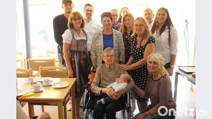 Eine große Gratulantenschar überbrachte der Jubilarin die besten Wünsche zum Geburtstag. Bild: sns