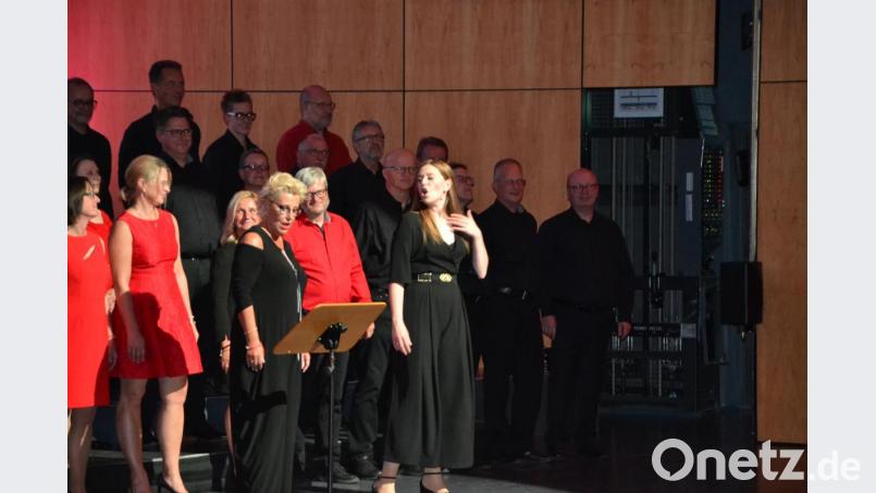 Der musikalische Höhepunkt von Solo-Stimme Sandra Brem (vorne rechts) und Chorleiterin Stefanie Zühlke-Schmidt (vorne links): Im „Duetto buffo di due gatti“ kämpfen zwei Katzen mit Miau-Lauten um die Gunst des Publikums. Bild: inl