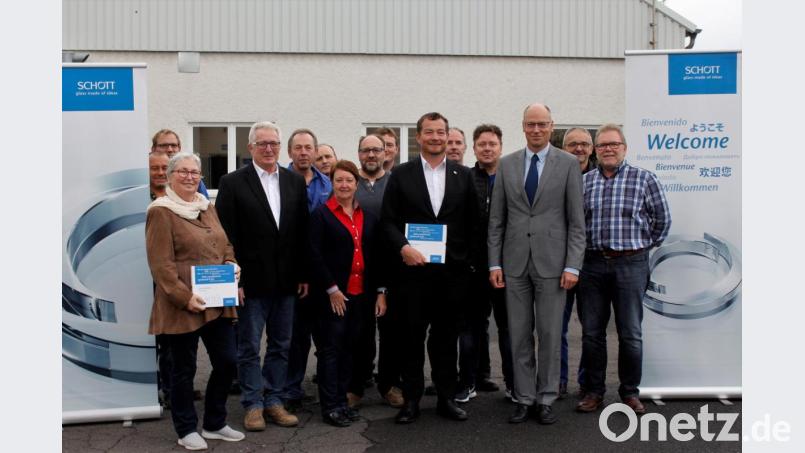 Der Generalsekretär der Bayern-SPD, MdB Uli Grötsch (Sechster von rechts), war zu Gast beim Betriebsrat der Schott AG in Mitterteich. Standortleiter Stefan Rosner (Dritter von rechts) und die Betriebsräte um Vorsitzenden Franz Malzer (Vierter von links) hießen ihn im größten Glaswerk der Oberpfalz willkommen. Bild: Schott AG/exb