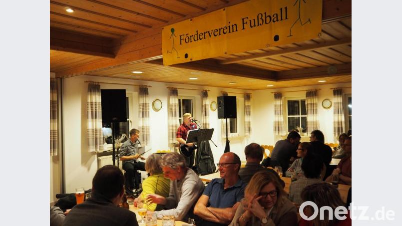 Christian "Pflaume" Weiß (rechts) und Luca "Doni" Donhauser sorgen im DJK-Sportheim für beste Stimmung Bild: krb