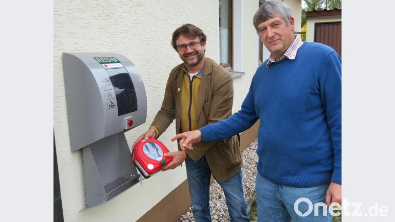 In Mockersdorf gibt es nun einen Defibrillator, und zwar am Feuerwehrhauses. Bürgermeister Wolfgang Haberberger (links) lässt sich von Kommandant Gerhard Müller (rechts) in die Funktionsweise dieses lebensrettenden Gerätes erklären. Bild: ow