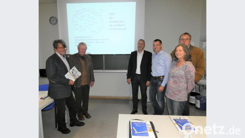 Studiendirektor Friedrich Wölfl a.D. sprach mit Heimatpfleger Robert Treml, Kreisjugendring-Vorsitzendem Jürgen Preisinger, Zweitem Vorsitzenden des Kreisjugendrings Andreas Malzer, FDP-Kreisvorsitzendem Reinhard Heinrich und VHS-Leiterin Angelika Schraml (von links) über die Möglichkeiten der neuen Initiative. Bild: fua