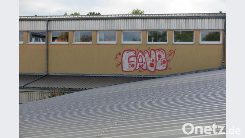 An die Außenfassade des Mittelschultraktes haben die Täter die Wörter „Gang“ und „slay“ gesprayt. Dazu mussten sie auf das Vordach beim Eingangsbereich steigen. Wie sie das geschafft haben, ist ebenso unklar wie deren Identität. Bild: jzk