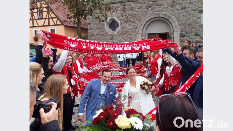 Als Kathrin und Matthias Gleißner aus der Kirche kommen, werden sie von den Mitgliedern der Narrhalla Windischeschenbach empfangen. Bild: e