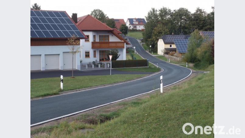 Entlang der Dorfstraße in Menzlas (Bild) soll die Straßenbeleuchtung erweitert werden. Die in der Gemeinderatssitzung beschlossene Auftragsvergabe an die Bayernwerk Netz GmbH in Weiden sieht fünf weitere Straßenlampen vor. Bild: br