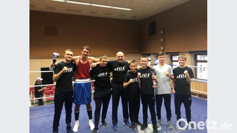 Von links: Manuel Propp (Betreuer), Vlad Schefer, Eduard Herrmann (Vater von Dietrich Herrmann), Ruslan Schönfeld (Trainer), Michael Metzler, Erik Propp, Kirill Burbach, Dietrich Herrmann Bild: mzi
