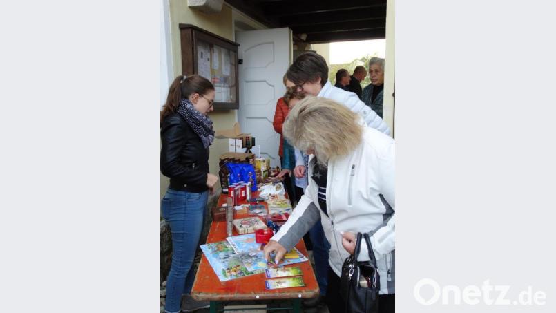 Die Pfarrangehörigen wählten aus dem reichhaltigen Sortiment aus. Bild: twg