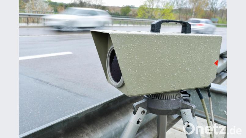 Sehr viel schneller als die Polizei erlaubt (Symbolbild) war ein Autofahrer am Dienstag im Raum Vilseck unterwegs - mit 173 km/h. Bild: Uwe Anspach/dpa