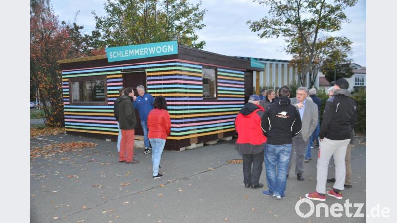 Etwas verdutzt begutachtete der Bauausschuss den Imbissstand auf dem Parkplatz beim Schützenhaus. Obwohl dieser als mobil angezeigt worden war, ist der Verkaufs- und Gastraum fest installiert. Bild: ak