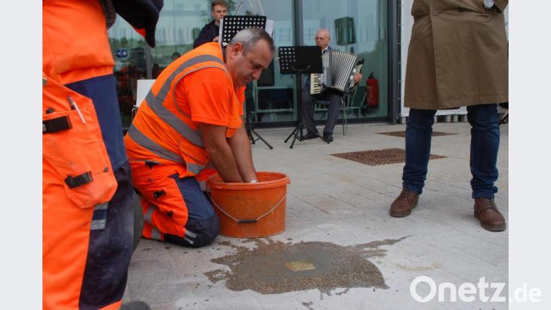 Sorgfältig wurde der Stolperstein für Heinrich Lutterbach verlegt. Im Hintergrund spielte Manfred Jäger Akkordeon. Er hat das Musizieren von Lutterbach gelernt. Bild: gib