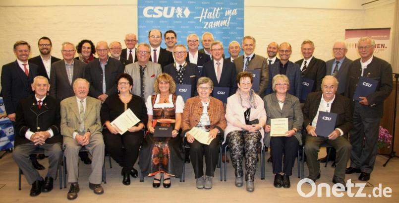 Die Liste der Geehrten war lang. Empfohlen wurden die Würdigungen von den jeweiligen CSU-Ortsverbänden. Bild: wro