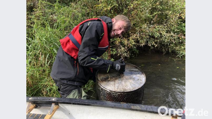 Normalerweise suchen Geo- Cahcher nach anderen Schätzen. Bei der Reinigungsaktion der Vils kamen sehr sonderbare Hinterlassenschaft zu Tage, wie diese Waschtrommel Bild: chl