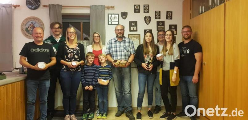 Den Wurstkorb mit Wild überreichte zweiter Schützenmeister Markus Werner (re) an den Sieger Thomas Ziegler (Bildmitte). Knapp dahinter folgte auf dem zweiten Platz der leidenschaftliche Schütze Markus Brenner (links) und Dritte wurde Madeleine Forster (Dritte von links). Bild: gz