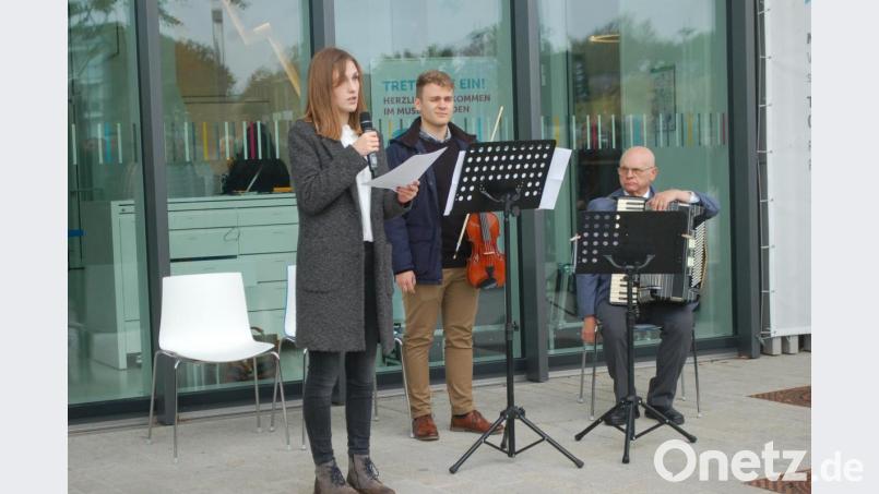 Eva-Maria Gleisl erzählte aus dem Leben von Heinrich Lutterbach. Sie hatte eine Seminararbeit über den tiefgläubigen Zeugen Jehovas geschrieben. Bild: gib