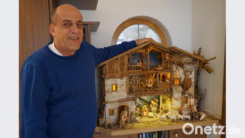 Michael Elsner mit seiner größten Krippe, die gleich im Eingangsbereich seines Wohnhauses steht und den Besucher einstimmt, auf die unglaublich große Auswahl an Unikaten von selbst geschreinerten Weihnachtskrippen, Landschaften oder Laternenkrippen. Bild: wec