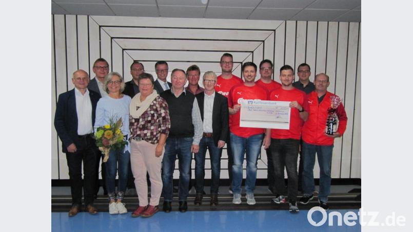 Einige Funktionäre und das Team von Rot-Weiß Hirschau erfahren eine Ehrung (vor links): Manfred Groher und Walter Fleischmann (beide TuS-Vorstandsteam), Doris Weih, Hans Fleischmann, Anita Ritz, Bürgermeister Hermann Falk, Gerhard Bösl, Dieter Held und Klaus Wild (beide TuS-Vorstandsteam). In Rot das Team von Rot-Weiß Hirschau, das den Aufstieg in die 1. Bundesliga der Sportkegler geschafft hat, sowie Matthias Fleischmann (hinten, Zweiter von rechts), der neue Beauftragter für die Mitgliederverwaltung im TuS. Bild: fg