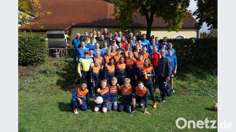 Die Spieler stoppte auch der Regen nicht. Bild: exb