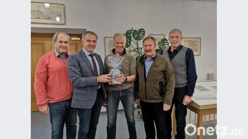 Nachträgliche Geburtstagswünsche und ein Geschenk erhielt SPD-Stadtrat Manfred Sommer (Mitte) von Bürgermeister Roland Grillmeier (Zweiter von rechts). Ebenfalls gratulierten die Fraktionssprecher, von rechts Bernhard Thoma (Freie Wähler) und Johann Brandl (SPD) sowie links Josef Schwägerl (CSU). Bild: lnz