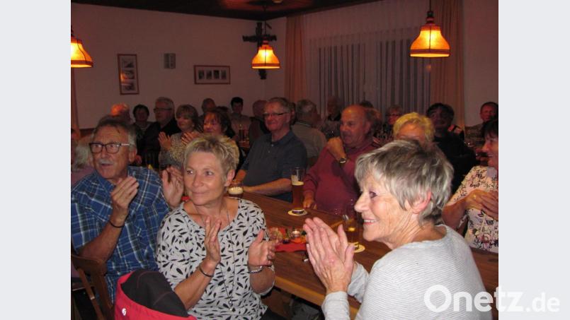 Die Gäste waren beim Ausbuttern des Imkervereins im Gasthaus Kellerhaus bester Stimmung und klatschten bei der Musik von Gerhard und Andreas Träger kräftig mit. Bild: sei