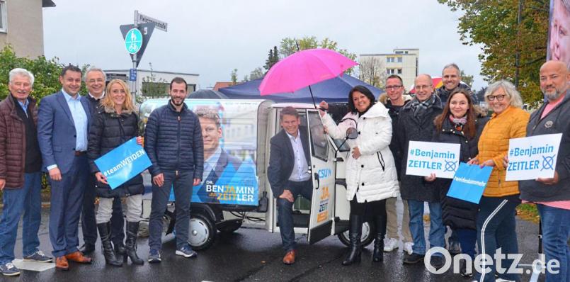 Gut beschirmt: OB-Kandidat Benjamin Zeitler stellt sich auf &quot;Zuhörtour&quot; im Stadtteil Rehbühl den Fragen und Anregungen der Bürger. Bild: Kunz